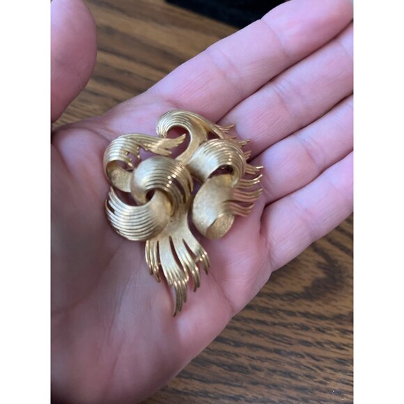 Crown Trifari brushed gold tone swirl feather design ribbon brooch vintage - Picture 3 of 4